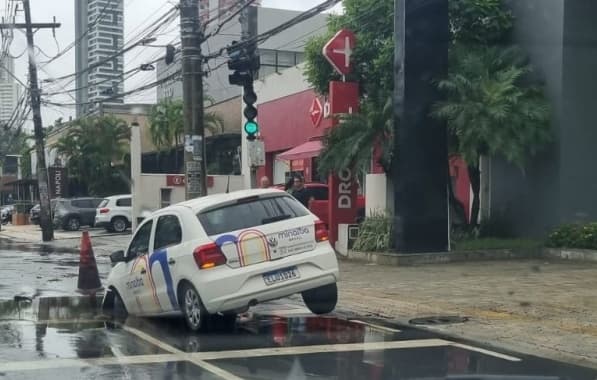 Debaixo de chuva forte, carro cai em buraco no Caminho das Árvores