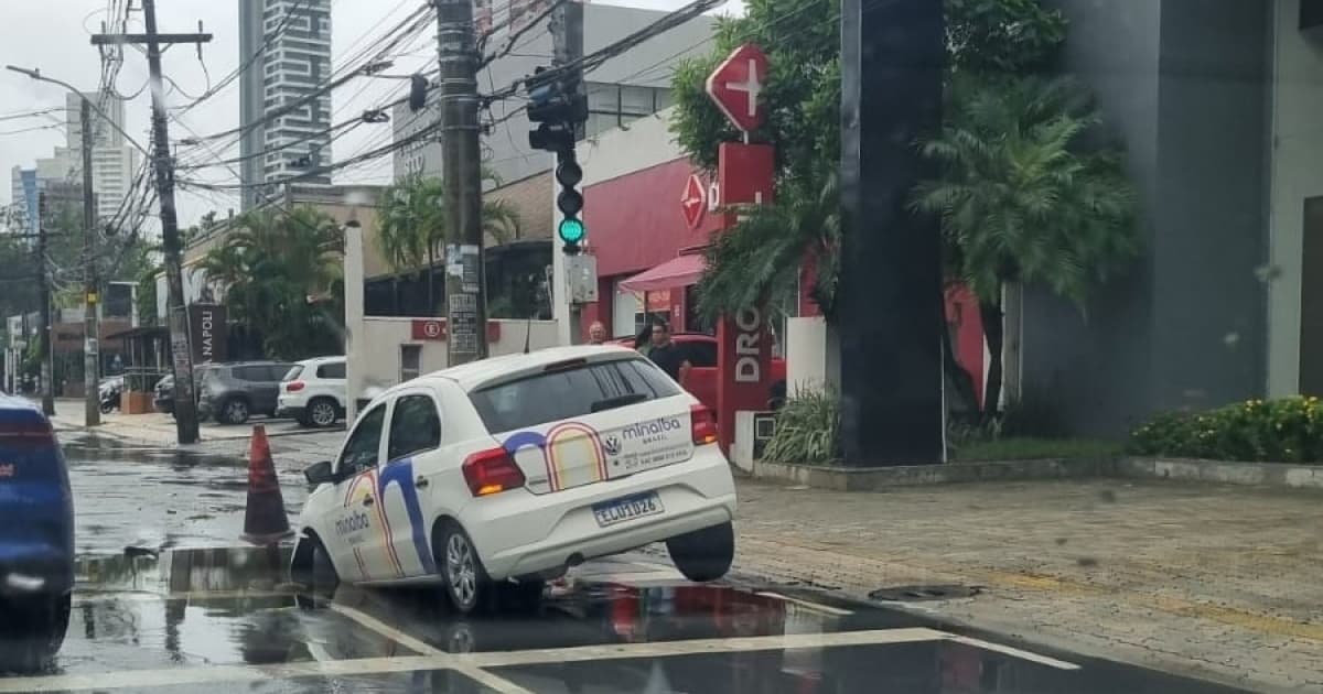 Debaixo de chuva forte, carro cai em buraco no Caminho das Árvores