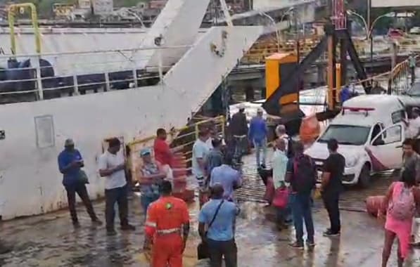 VÍDEO: Usuários do Ferry-boat protestam em saída de embarcação no Terminal de São Joaquim