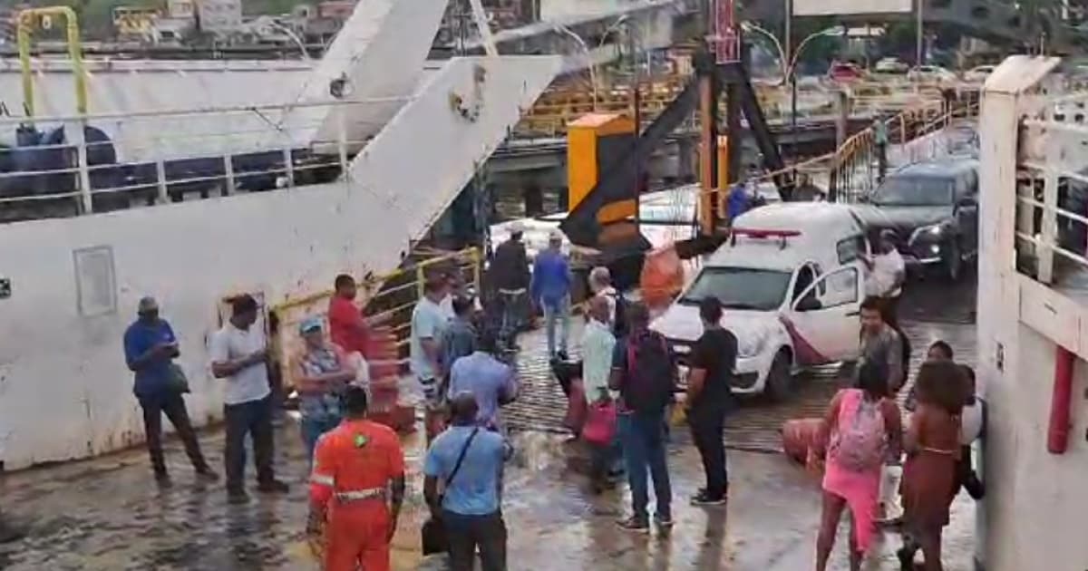 VÍDEO: Usuários do Ferry-boat protestam em saída de embarcação no Terminal Bom Despacho