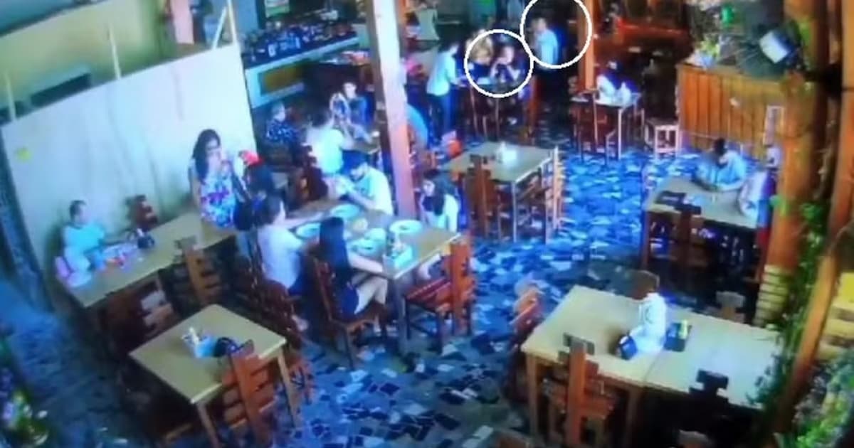 Imagens das câmeras de segurança instantes antes de de garçom atacar vereador, dono do restaurante e um cliente.