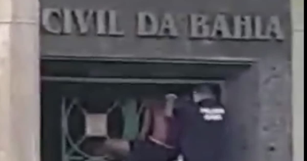 VÍDEO: Homem tenta invadir sede da Polícia Civil no Centro Histórico de Salvador 