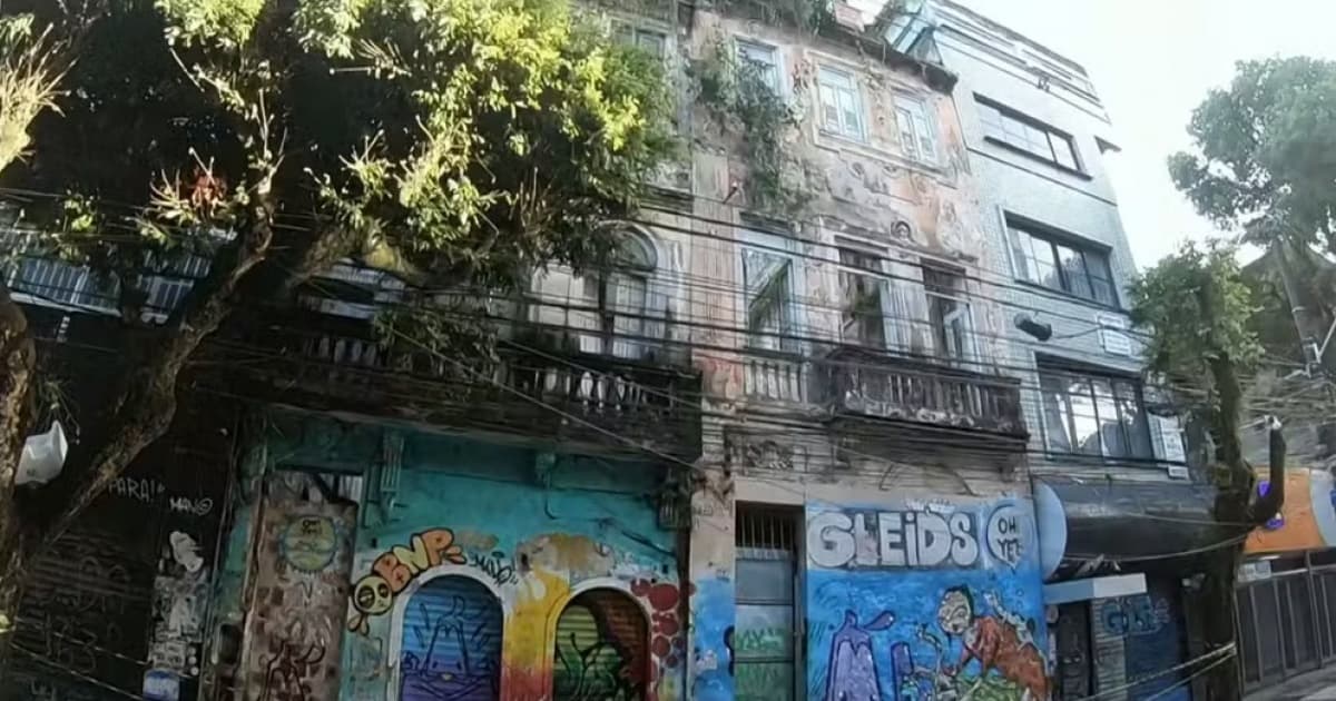 Casarão corre risco de desabar após deslizamento de terra em Salvador