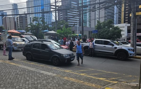 Protesto de motoristas por aplicativo chega na sede da Uber em Salvador