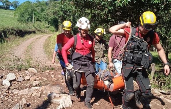 Bombeiros baianos carregam vítima por 3km e resgatam 208 pessoas em áreas de risco do RS