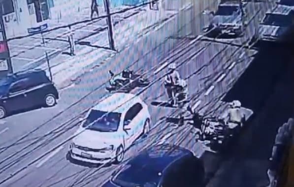 VÍDEO: Motorista em fuga atropela PMs na Joana Angélica após ser abordado por guarnição