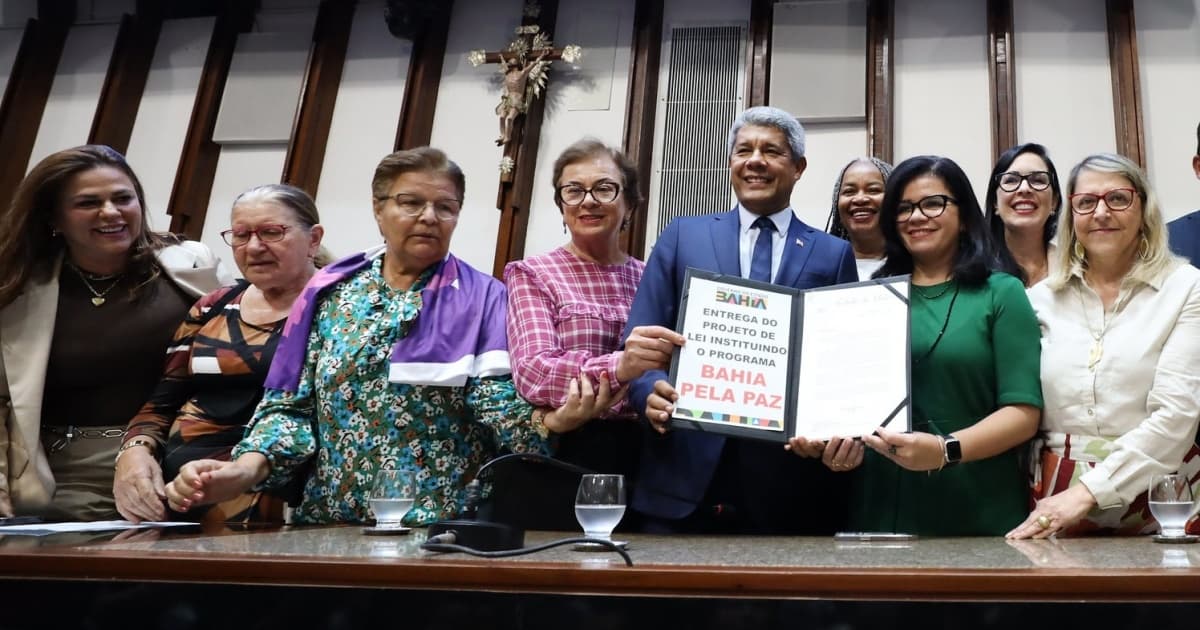 Governador no ato de entrega do projeto na AL-BA