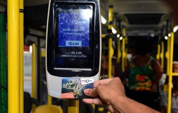 Passageiros relatam constrangimento com demora na recarga do Salvador Card