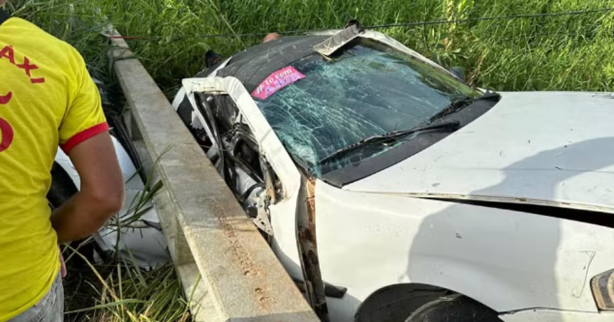 Mulher morre e duas pessoas ficam feridas após carro bater em poste de rodovia na Bahia