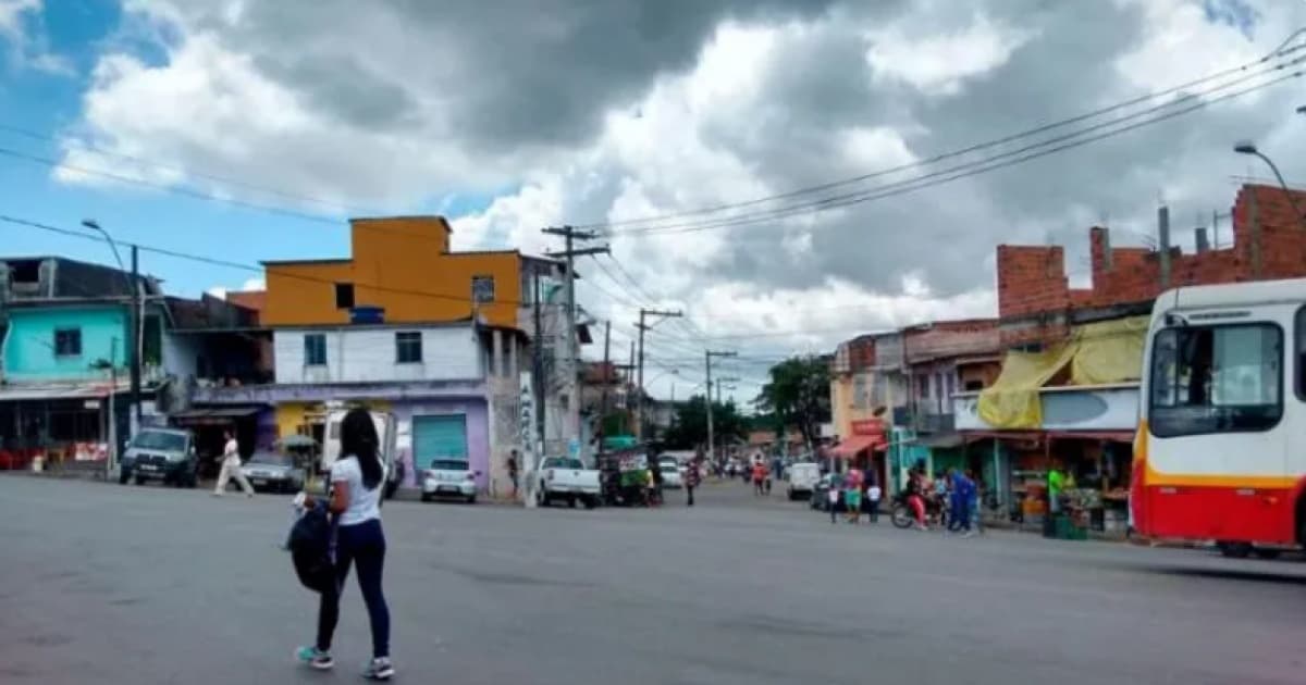 Terror em Pirajá: Homem é morto e mulher baleada por dupla em moto neste domingo