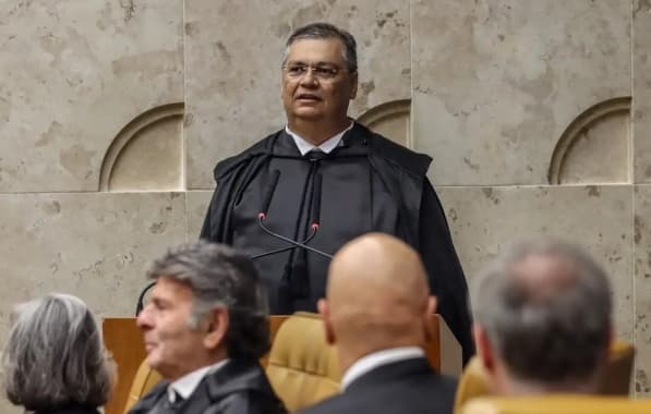 Flávio Dino determina suspensão de análise em queixa de Bolsonaro contra Janones no STF 