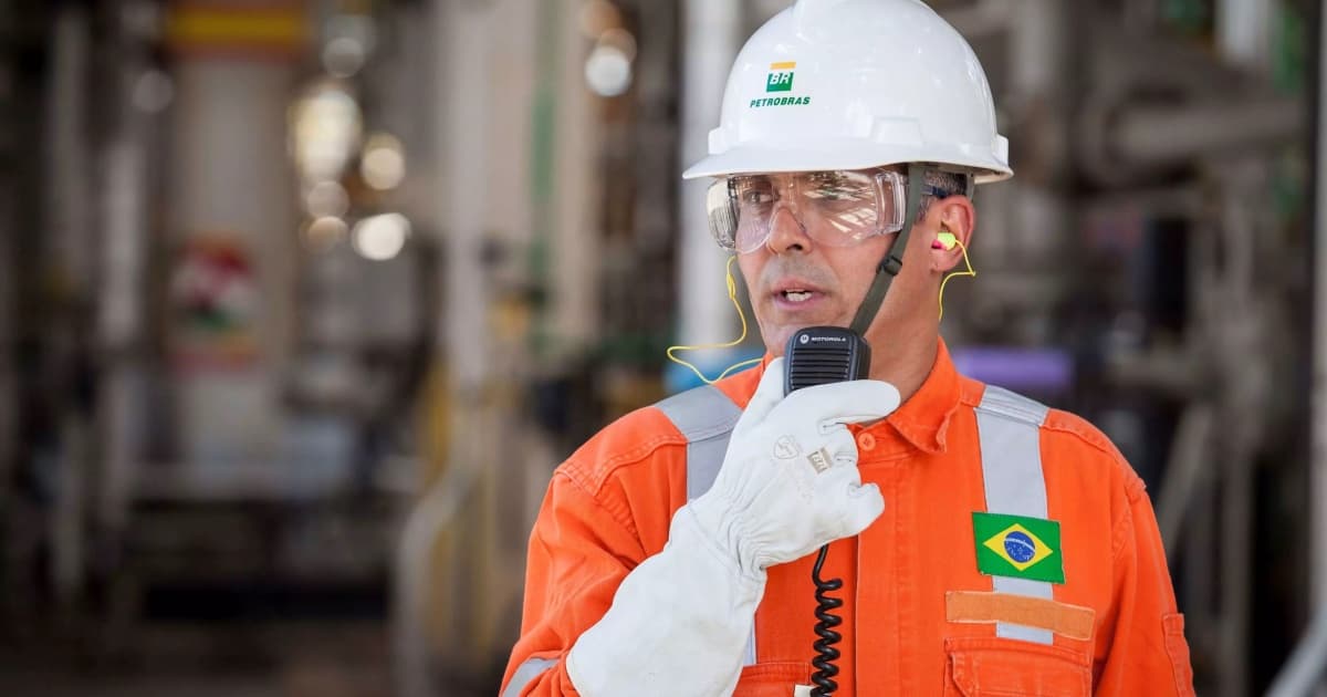 Petroleiro da Petrobras usando rádio