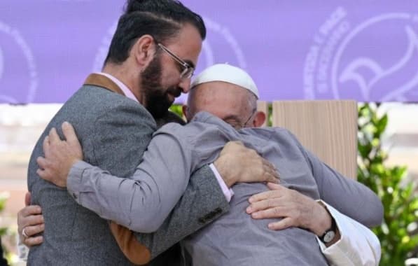 VÍDEO: Em evento pela justiça e paz, Papa Francisco abraça israelense e palestino vítimas da guerra entre Israel e Hamas