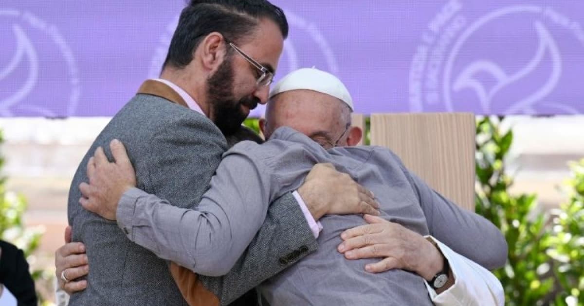 VÍDEO: Em evento pela justiça e paz, Papa Francisco abraça israelense e palestino vítimas da guerra entre Israel e Hamas