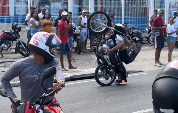 VÍDEO: Motoqueiros descumprem normas durante competição de “grau” em torno da Fonte Nova e são notificados pela Transalvador