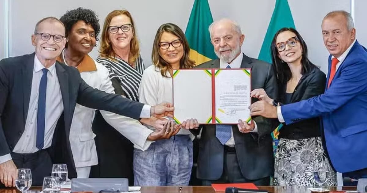 Presidente Lula após sancionar lei que garante sigilo a mulheres vítimas de violência doméstica.