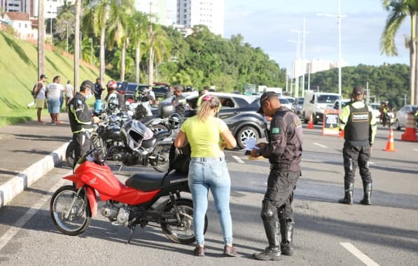 ‘Mega blitz’ em Salvador aborda 115 motociclistas e notifica 67 durante operação conjunta 