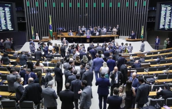 Oposição derrota o governo e mantém veto de Bolsonaro a dispositivo que puniria fake news em eleições