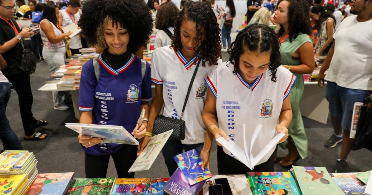 Livros adquiridos pela SEC na Bienal do Livro da Bahia 2024 irão compor acervo de bibliotecas da rede estadual