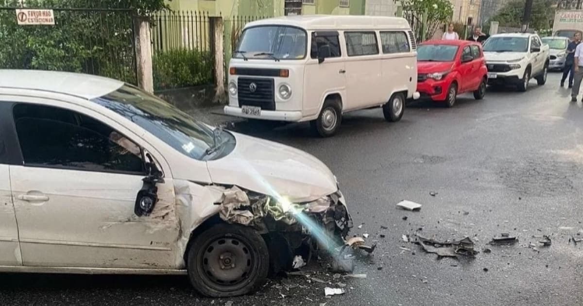 Assaltantes batem o carro e conseguem fugir da polícia durante perseguição no Cabula VI, em Salvador