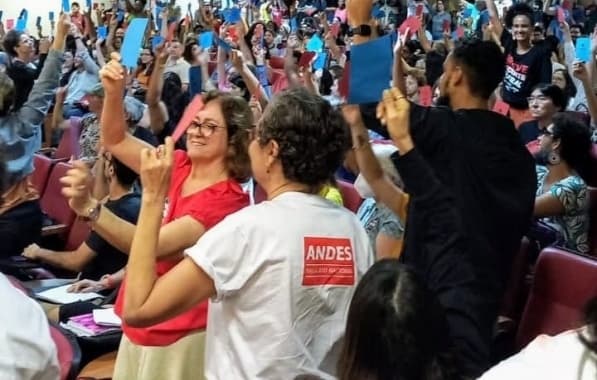 Em nova assembleia, professores da UFBA decidem pela continuidade da greve