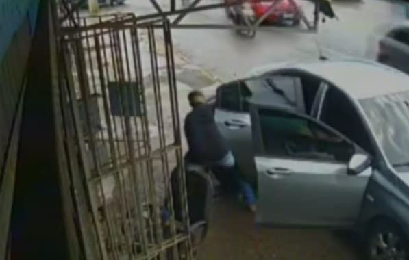 VÍDEO: Homem reage a tentativa de sequestro no IAPI e consegue escapar