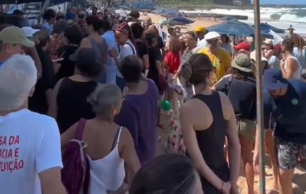 Na praia do Buracão, populares manifestam contra "Pec das Praias"