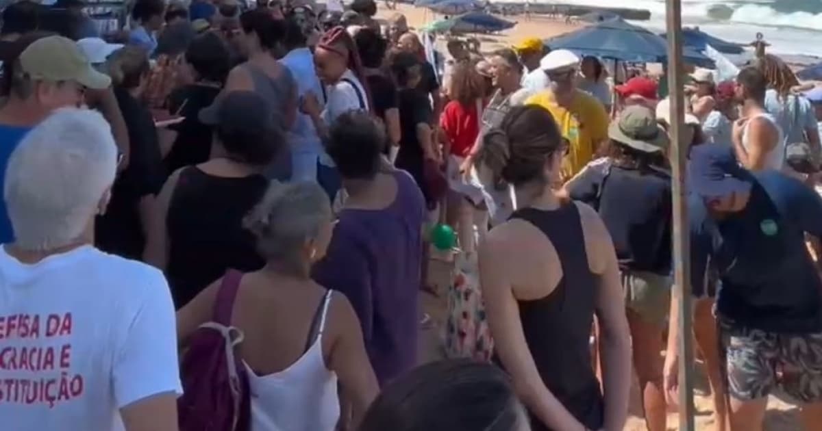 Na praia do Buracão, populares manifestam contra "Pec das Praias"