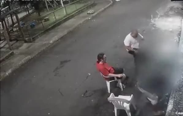 VÍDEO: Homem armado é flagrado espancando outro após discussão em bar de Salvador