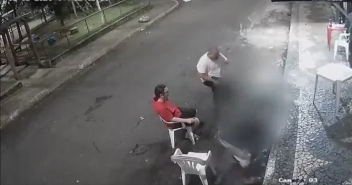 VÍDEO: Homem armado é flagrado espancando outro após discussão em bar de Salvador