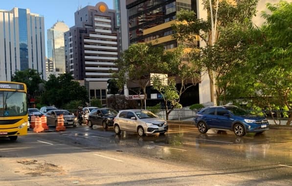 Buraco na pista deixa trânsito complicado na Avenida Tancredo Neves, em Salvador