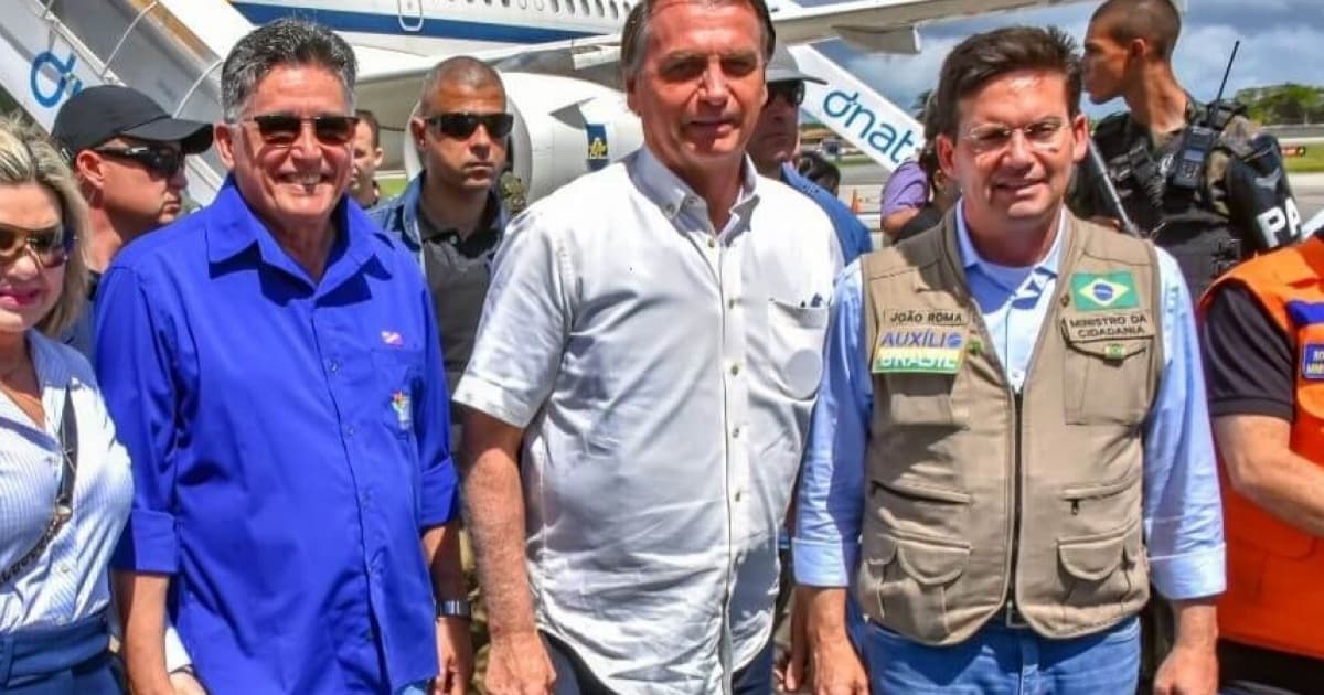 Ex-presidente Jair Bolsonaro ao lado do prefeito de Porto Seguro, Jânio Natal, e do ex-ministro João Roma