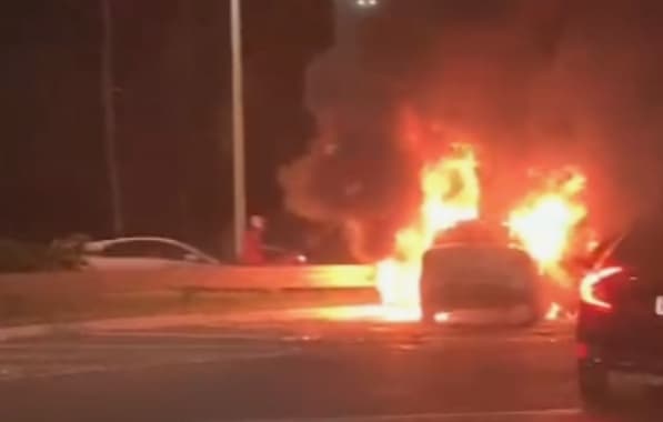 VÍDEO: Carro pega fogo na Avenida Octávio Mangabeira, na orla de Salvador