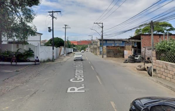 Motorista de aplicativo joga carro em muro para escapar de assaltantes no bairro de Castelo Branco, em Salvador