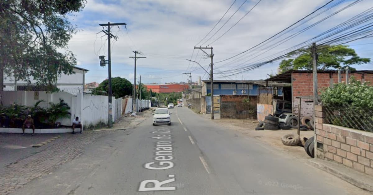 Motorista de aplicativo joga carro em muro para escapar de assaltantes no bairro de Castelo Branco, em Salvador