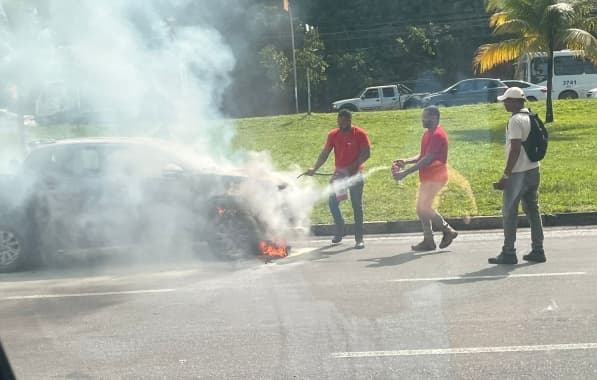 VÍDEO: Carro pega fogo em via movimentada de Lauro de Freitas, Região Metropolitana de Salvador 