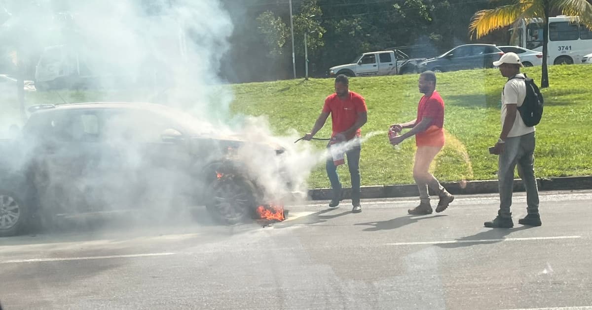 VÍDEO: Carro pega fogo em via movimentada de Lauro de Freitas, Região Metropolitana de Salvador 