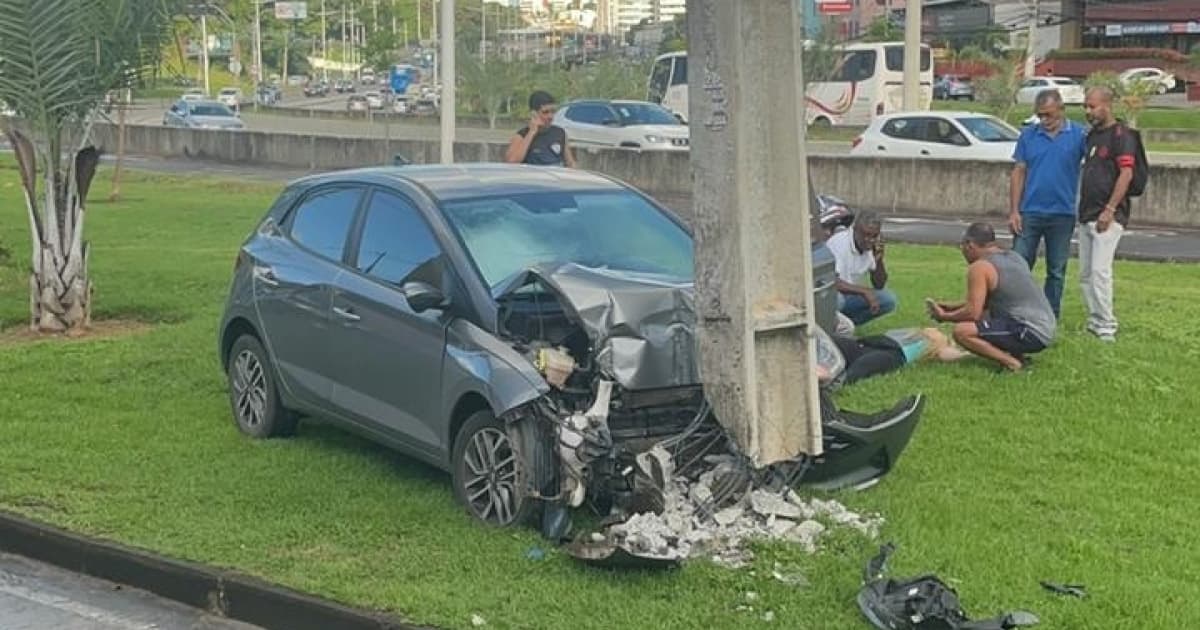 Motorista perde controle da direção, sobe canteiro e bate em poste na Avenida ACM, em Salvador