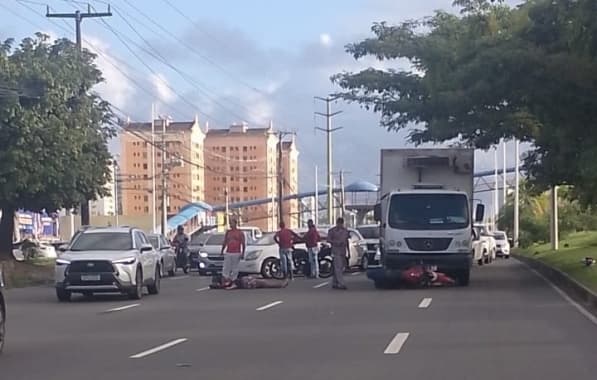  Acidente com vítima deixa o trânsito congestionado na Avenida Paralela