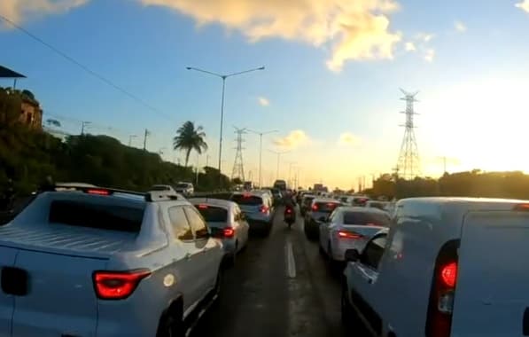 Fluxo de saída de Salvador para São João é intenso; BR-324 registra longo congestionamento