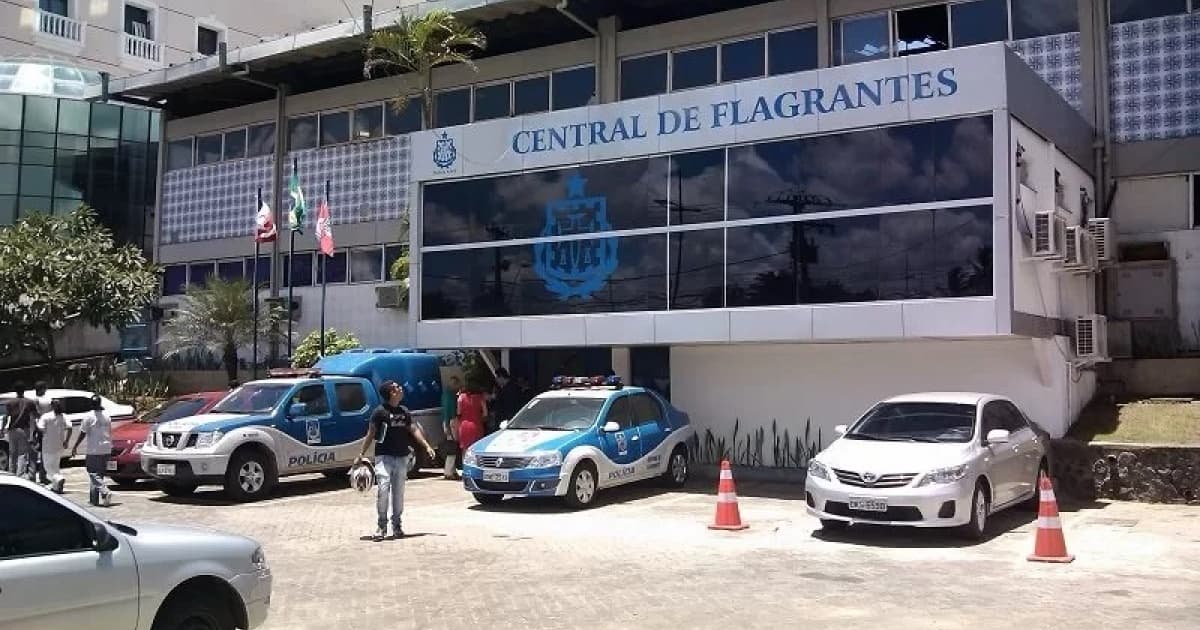 Homem que não pagou por serviços foi levado para a Central de Flagrantes