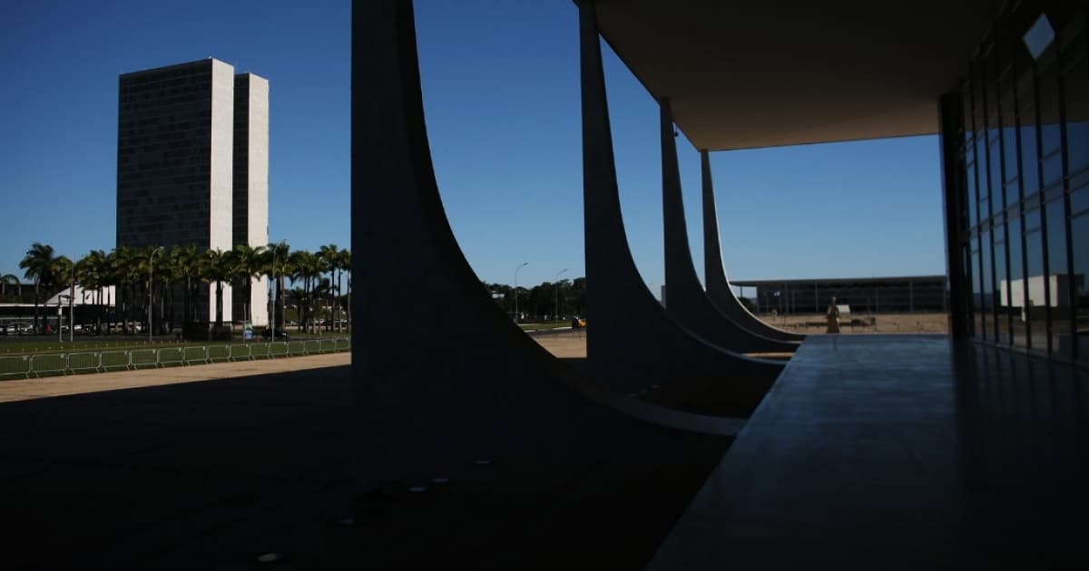 Imagem da Praça dos Três Poderes em Brasília a partir do prédio do STF