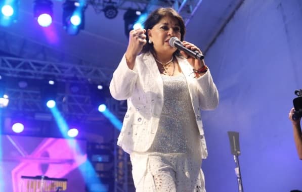 Rainha do Sertanejo, Roberta Miranda reúne multidões e fã clubes no São João do Pelourinho 