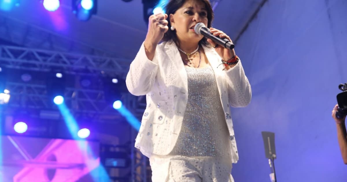 Rainha do Sertanejo, Roberta Miranda reúne multidões e fã clubes no São João do Pelourinho 