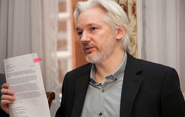 Julian Assange deixa prisão após acordo judicial com EUA