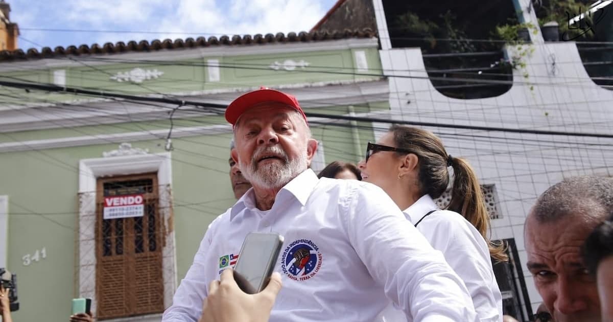 Presidente Luiz Inácio Lula da Silva no cortejo ao 2 de julho em 2023, em cima de um carro