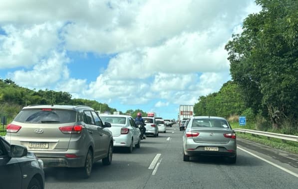 VÍDEO: Motoristas encontram longo congestionamento na BR-324 durante volta para Salvador 