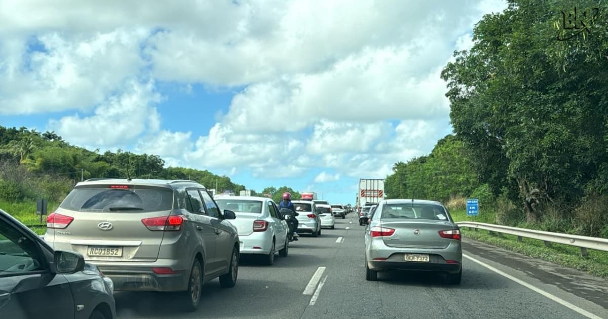 VÍDEO: Motoristas encontram longo congestionamento na BR-324 durante volta para Salvador 