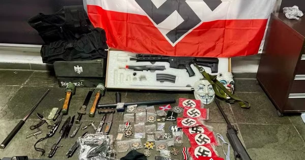 Polícia de SP apreende mais de 100 materiais com símbolos nazistas em condomínio do centro da capital.