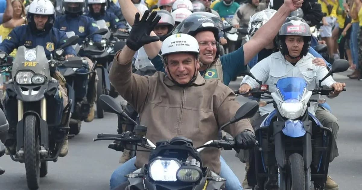 João Roma na garupa da moto de Bolsonaro